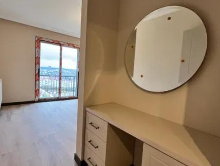 Seferihisar’da Müstakil Havuzlu, 5+2 Geniş Kullanımlı Kiralık Villa