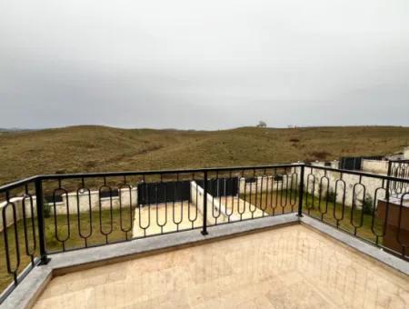 Seferihisar’da Müstakil Havuzlu, 5+2 Geniş Kullanımlı Kiralık Villa