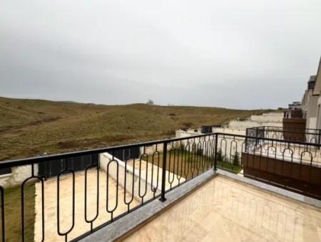 Seferihisar’da Müstakil Havuzlu, 5+2 Geniş Kullanımlı Kiralık Villa