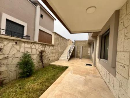 Seferihisar’da Müstakil Havuzlu, 5+2 Geniş Kullanımlı Kiralık Villa