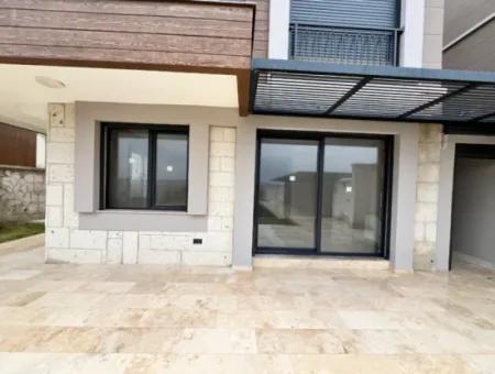 Seferihisar’da Müstakil Havuzlu, 5+2 Geniş Kullanımlı Kiralık Villa