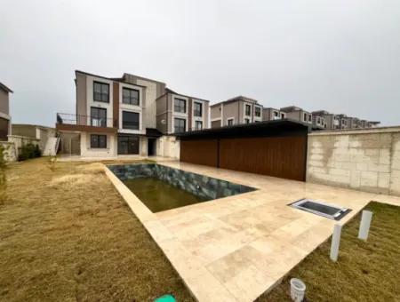 Seferihisar’da Müstakil Havuzlu, 5+2 Geniş Kullanımlı Kiralık Villa