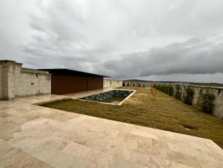 Seferihisar’da Müstakil Havuzlu, 5+2 Geniş Kullanımlı Kiralık Villa