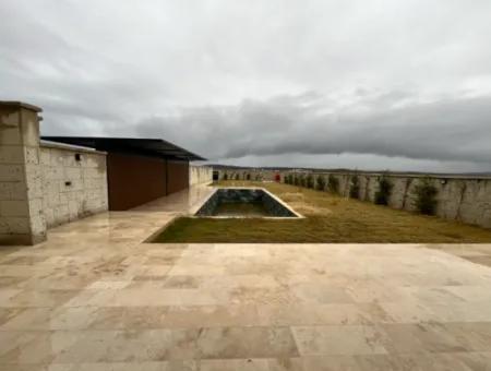 Seferihisar’da Müstakil Havuzlu, 5+2 Geniş Kullanımlı Kiralık Villa