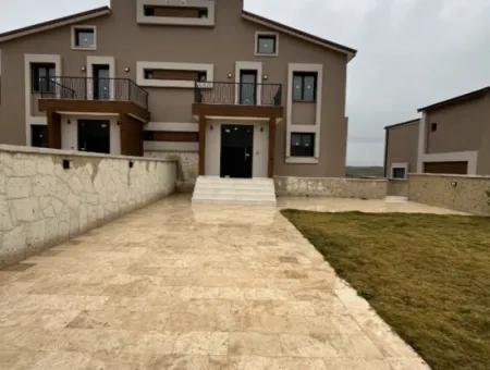 Seferihisar’da Müstakil Havuzlu, 5+2 Geniş Kullanımlı Kiralık Villa