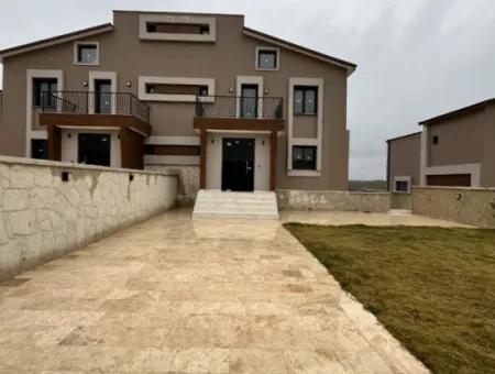 Seferihisar’da Müstakil Havuzlu, 5+2 Geniş Kullanımlı Kiralık Villa