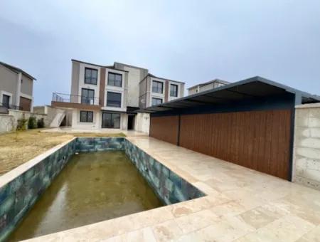 Seferihisar’da Müstakil Havuzlu, 5+2 Geniş Kullanımlı Kiralık Villa