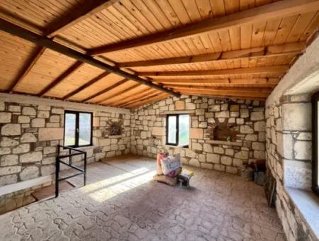 Seferihisar Kavakdere’de 1800 M² Arsa İçinde Taş Ev Ve Zeytinlik