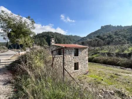 Seferihisar Kavakdere’de 1800 M² Arsa İçinde Taş Ev Ve Zeytinlik