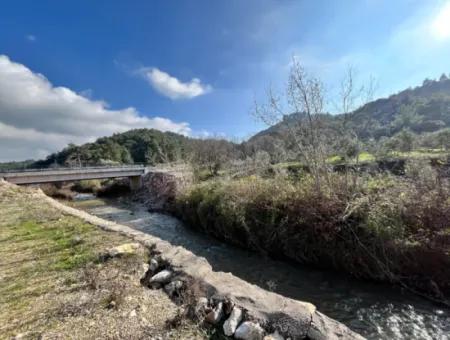 Seferihisar Kavakdere’de 1800 M² Arsa İçinde Taş Ev Ve Zeytinlik