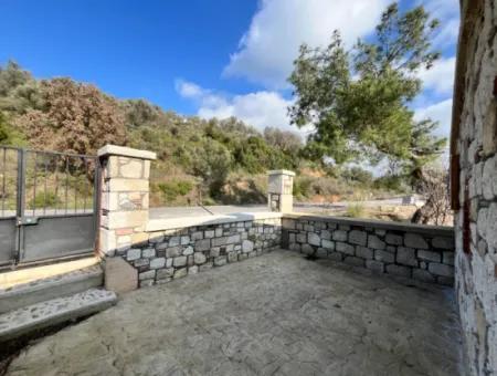 Seferihisar Kavakdere’de 1800 M² Arsa İçinde Taş Ev Ve Zeytinlik