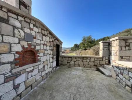 Seferihisar Kavakdere’de 1800 M² Arsa İçinde Taş Ev Ve Zeytinlik