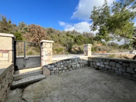Seferihisar Kavakdere’de 1800 M² Arsa İçinde Taş Ev Ve Zeytinlik