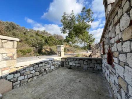 Seferihisar Kavakdere’de 1800 M² Arsa İçinde Taş Ev Ve Zeytinlik