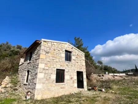 Seferihisar Kavakdere’de 1800 M² Arsa İçinde Taş Ev Ve Zeytinlik