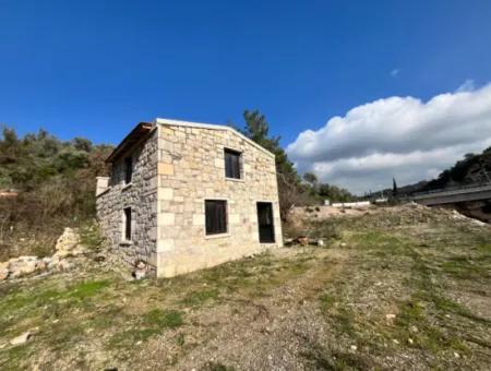 Seferihisar Kavakdere’de 1800 M² Arsa İçinde Taş Ev Ve Zeytinlik
