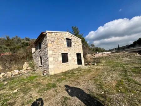 Seferihisar Kavakdere’de 1800 M² Arsa İçinde Taş Ev Ve Zeytinlik