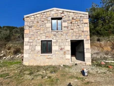 Seferihisar Kavakdere’de 1800 M² Arsa İçinde Taş Ev Ve Zeytinlik