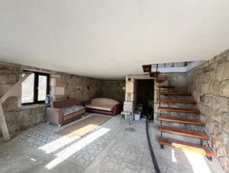 Seferihisar Kavakdere’de 1800 M² Arsa İçinde Taş Ev Ve Zeytinlik