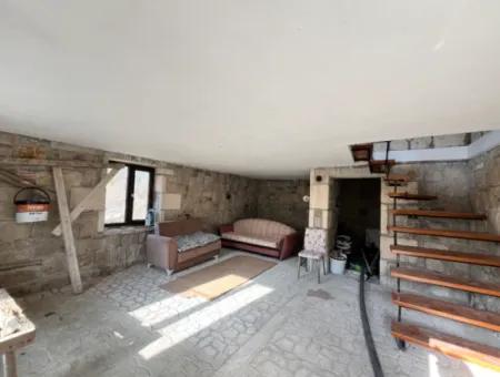 Seferihisar Kavakdere’de 1800 M² Arsa İçinde Taş Ev Ve Zeytinlik