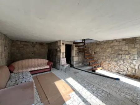 Seferihisar Kavakdere’de 1800 M² Arsa İçinde Taş Ev Ve Zeytinlik