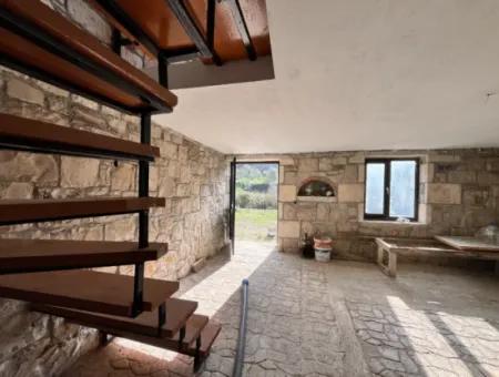 Seferihisar Kavakdere’de 1800 M² Arsa İçinde Taş Ev Ve Zeytinlik