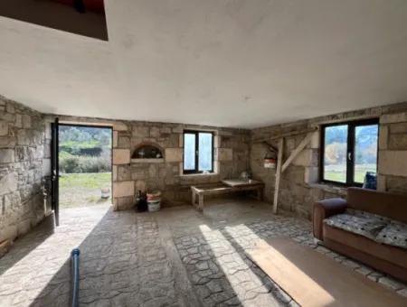 Seferihisar Kavakdere’de 1800 M² Arsa İçinde Taş Ev Ve Zeytinlik