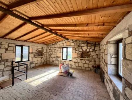 Seferihisar Kavakdere’de 1800 M² Arsa İçinde Taş Ev Ve Zeytinlik