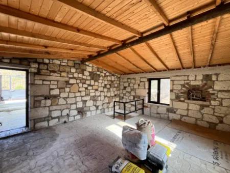 Seferihisar Kavakdere’de 1800 M² Arsa İçinde Taş Ev Ve Zeytinlik