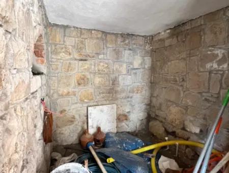 Seferihisar Kavakdere’de 1800 M² Arsa İçinde Taş Ev Ve Zeytinlik