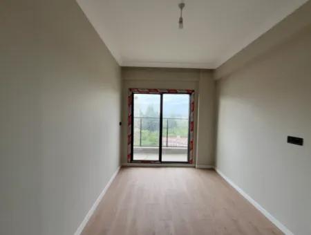Seferihisar Camikebir Mahallesinde Bahçeli, Havuzlu Ve Güvenlikli Sitede 3+1 Ara Kat Ferah Daire!