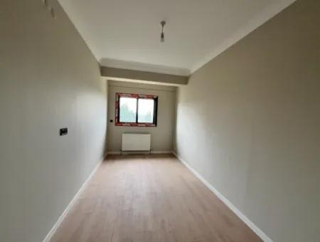 Seferihisar Camikebir Mahallesinde Bahçeli, Havuzlu Ve Güvenlikli Sitede 3+1 Ara Kat Ferah Daire!