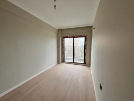 Seferihisar Camikebir Mahallesinde Bahçeli, Havuzlu Ve Güvenlikli Sitede 3+1 Ara Kat Ferah Daire!