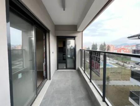 Seferihisar Camikebir Mahallesinde Bahçeli, Havuzlu Ve Güvenlikli Sitede 3+1 Ara Kat Ferah Daire!