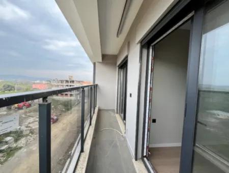Seferihisar Camikebir Mahallesinde Bahçeli, Havuzlu Ve Güvenlikli Sitede 3+1 Ara Kat Ferah Daire!