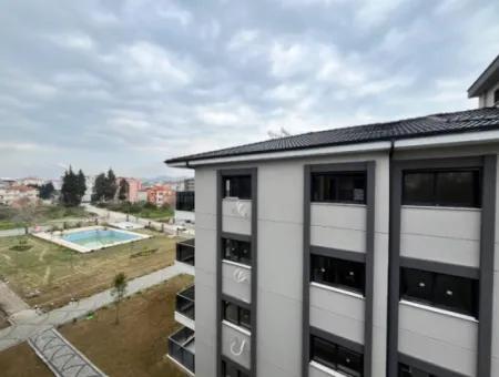 Seferihisar Camikebir Mahallesinde Bahçeli, Havuzlu Ve Güvenlikli Sitede 3+1 Ara Kat Ferah Daire!