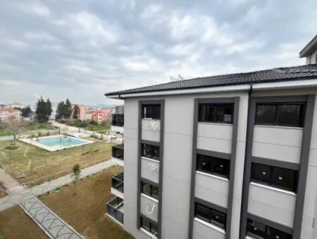 Seferihisar Camikebir Mahallesinde Bahçeli, Havuzlu Ve Güvenlikli Sitede 3+1 Ara Kat Ferah Daire!