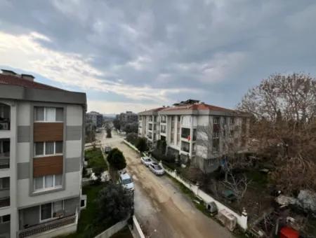 Seferihisar Camikebir Mahallesinde Bahçeli, Havuzlu Ve Güvenlikli Sitede 3+1 Ara Kat Ferah Daire!