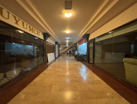 Alsancak’ta Prestijli Konum! Hilton Oteli Altında 45 M² Büyük Tip Kiralık Dükkan/Mağaza