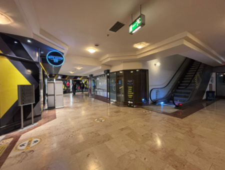 Alsancak’ta Prestijli Konum! Hilton Oteli Altında 45 M² Büyük Tip Kiralık Dükkan/Mağaza