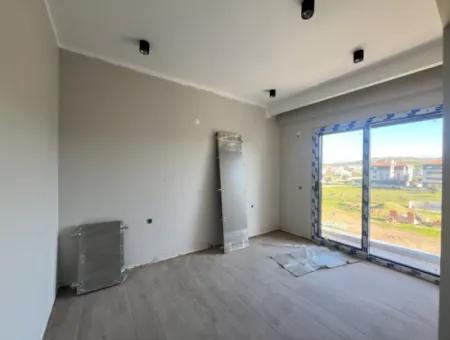 Seferihisar Çolakibrahimbey Mahallesi'nde Havuzlu Site İçerisinde, Luwi Çarşı'ya Yakın Sıfır 2+1 Daireler! 