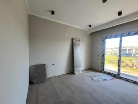 Seferihisar Çolakibrahimbey Mahallesi'nde Havuzlu Site İçerisinde, Luwi Çarşı'ya Yakın Sıfır 2+1 Daireler! 