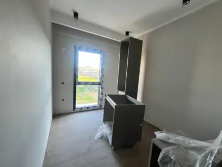 Seferihisar Çolakibrahimbey Mahallesi'nde Havuzlu Site İçerisinde, Luwi Çarşı'ya Yakın Sıfır 2+1 Daireler! 