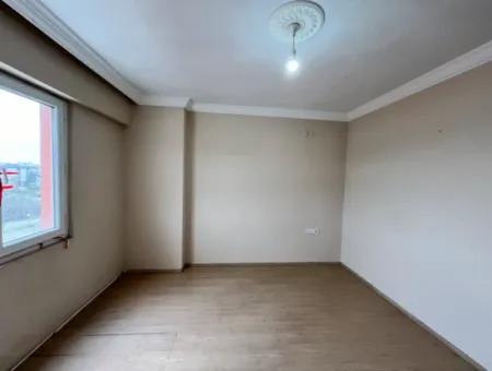 Seferihisar Hastane Yolu Üzerinde, Genç Binada Geniş 2+1 Satılık Daire