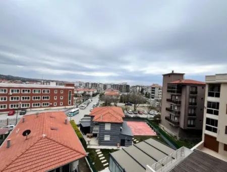 Seferihisar Hastane Yolu Üzerinde, Genç Binada Geniş 2+1 Satılık Daire