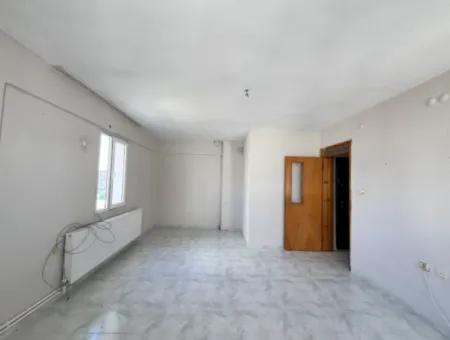Seferihisar İzmir Caddesi Üzerinde Geniş Ve Ferah 3+1 Daire