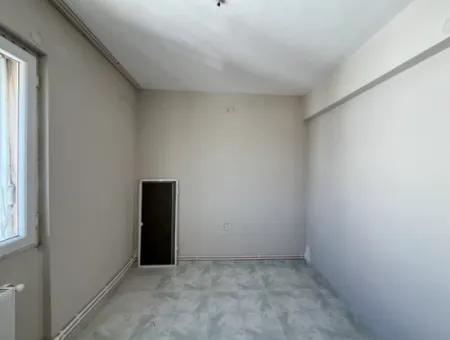 Seferihisar İzmir Caddesi Üzerinde Geniş Ve Ferah 3+1 Daire