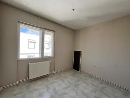 Seferihisar İzmir Caddesi Üzerinde Geniş Ve Ferah 3+1 Daire