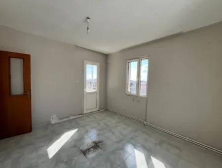 Seferihisar İzmir Caddesi Üzerinde Geniş Ve Ferah 3+1 Daire