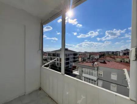 Seferihisar İzmir Caddesi Üzerinde Geniş Ve Ferah 3+1 Daire